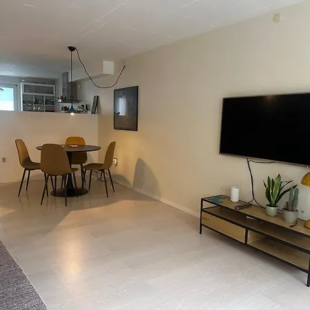 Townhouse With Free Parking Ольборг