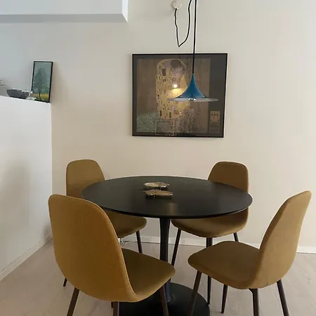 Townhouse With Free Parking Апартаменты