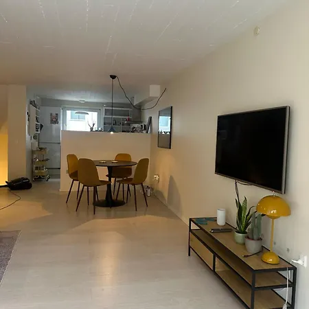 Townhouse With Free Parking Апартаменты *