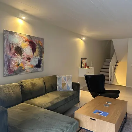 Апартаменты Townhouse With Free Parking *