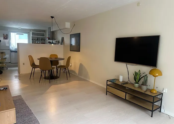 Townhouse With Free Parking Aalborg