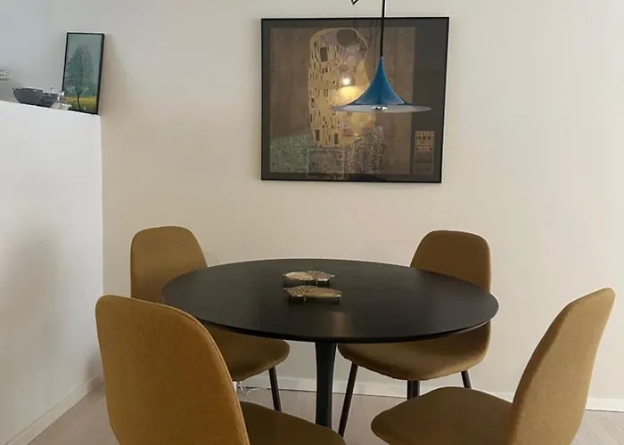 Townhouse With Free Parking Apartment